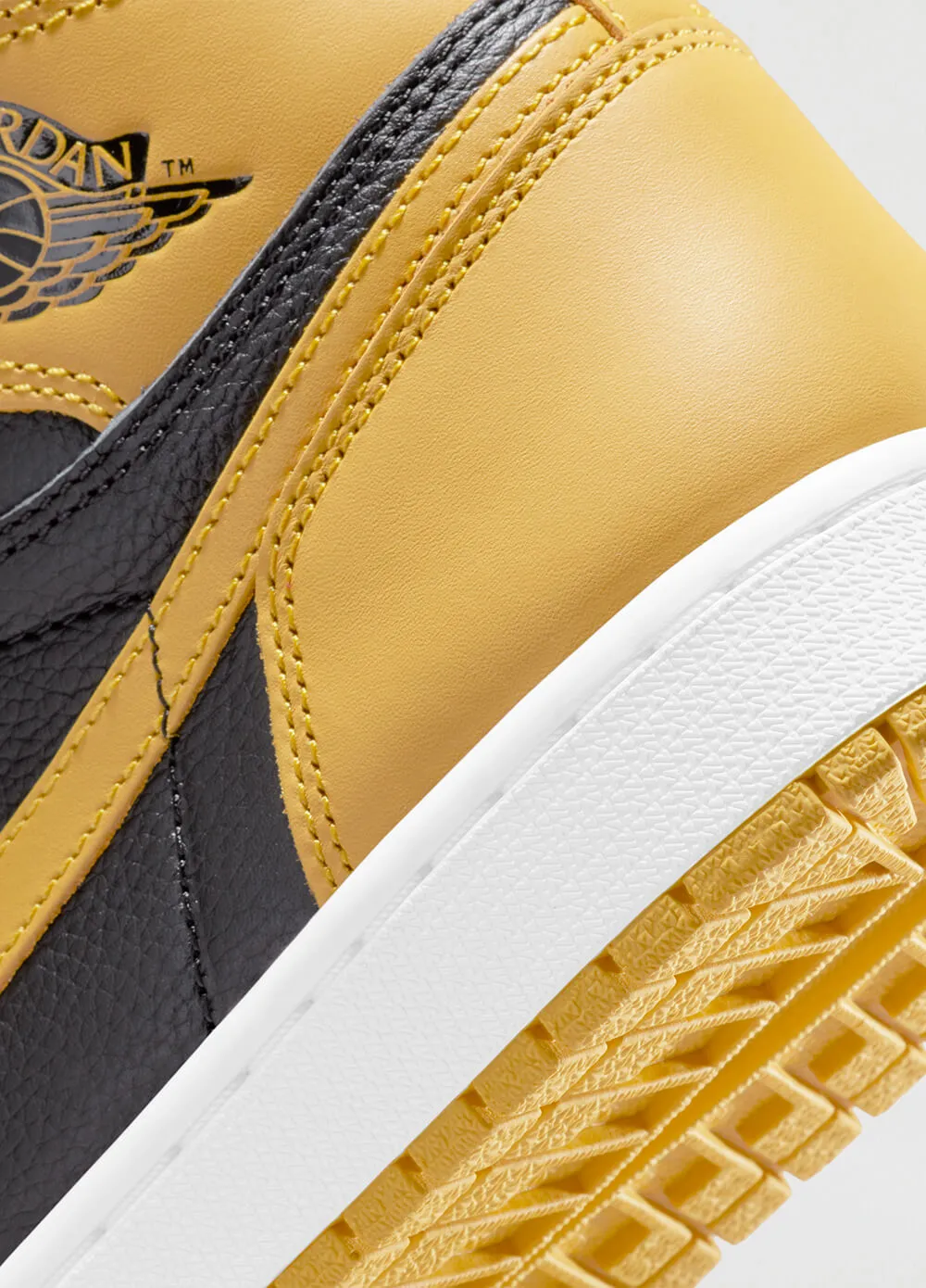 Air Jordan 1 Retro High Sneakers