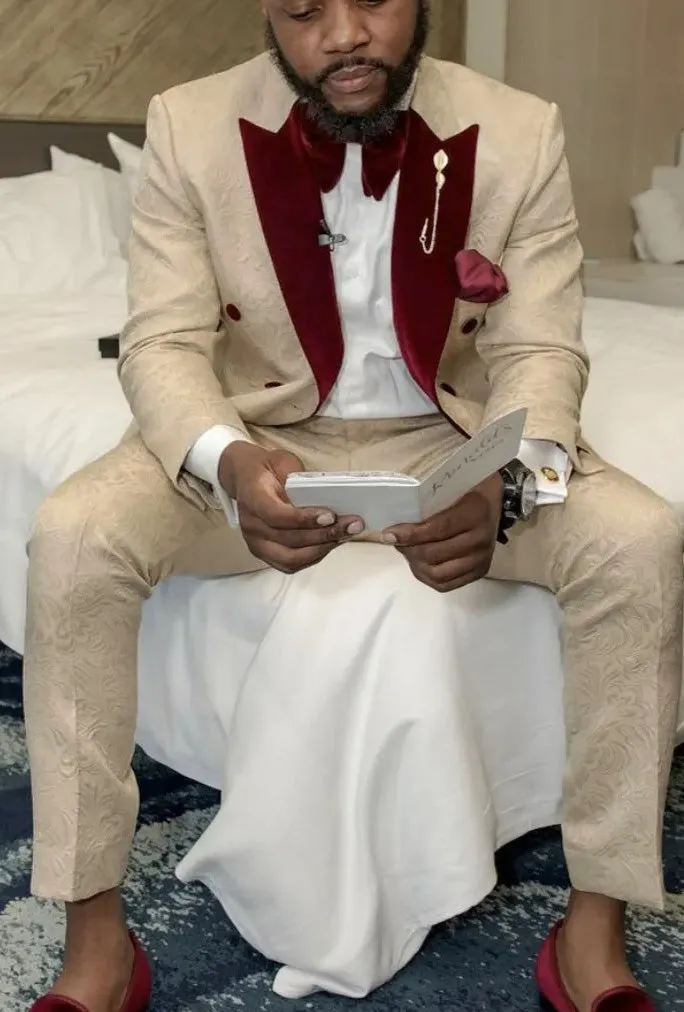 Beige/ivory Paisley Tuxedo 2 Pieces with Burgundy Peak Lapel CS2435