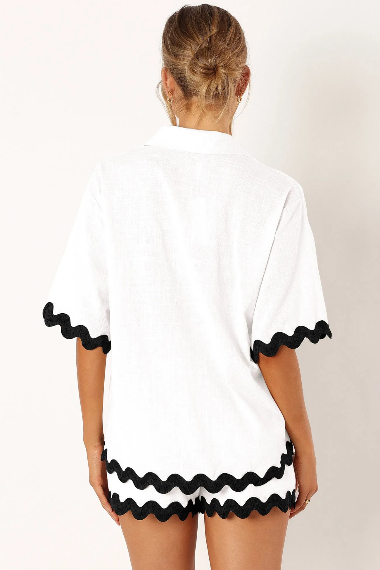 Contrast Wavy Shirt Two-piece Shorts Set