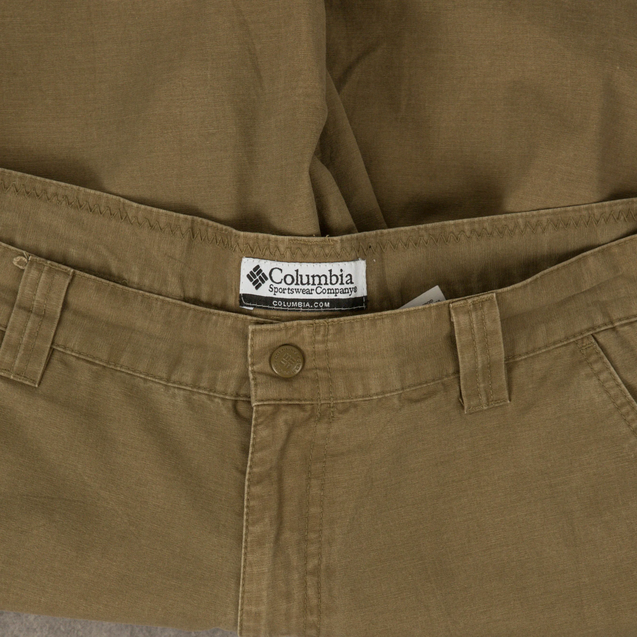 MEN'S VINTAGE COLUMBIA CARGO SHORTS - W36