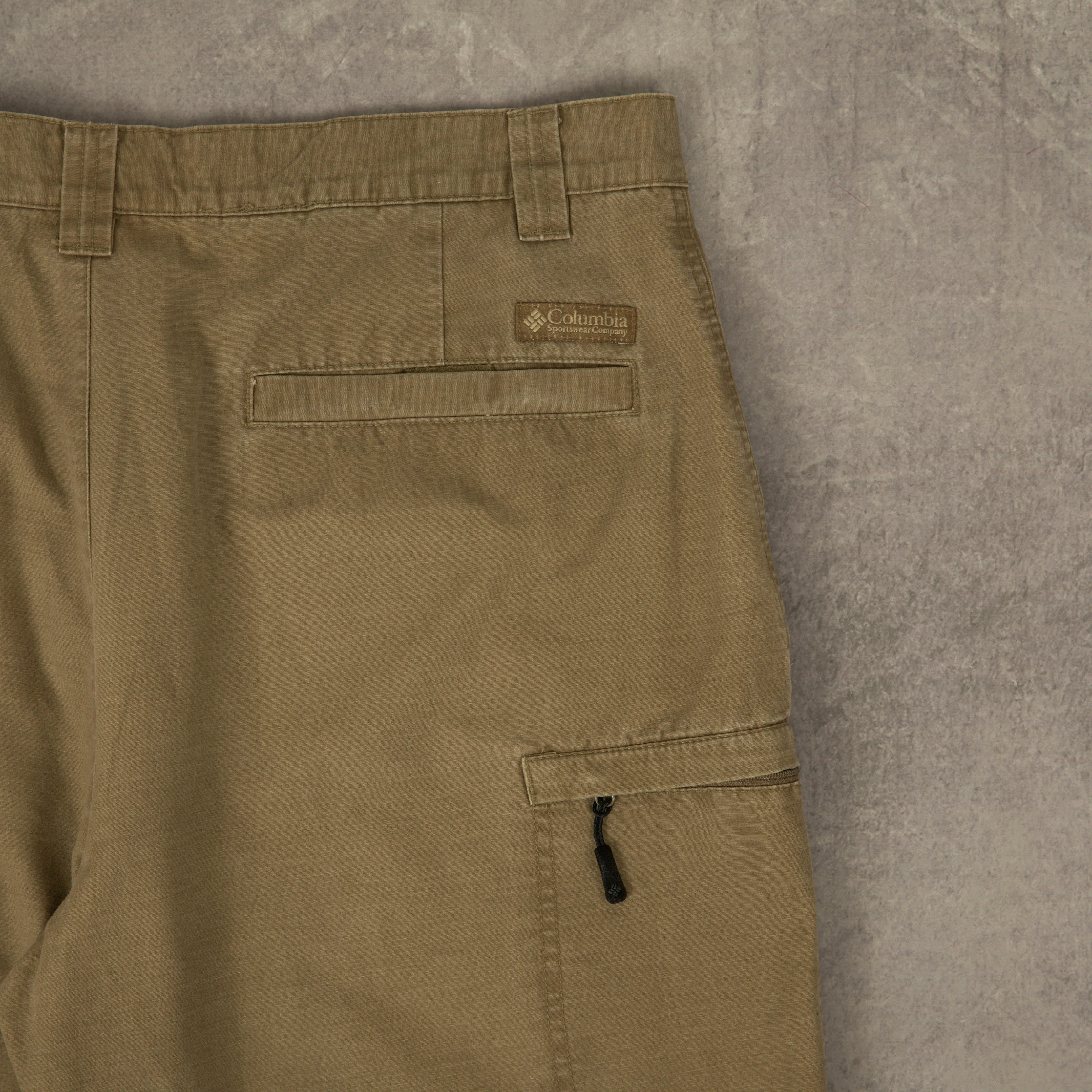 MEN'S VINTAGE COLUMBIA CARGO SHORTS - W36