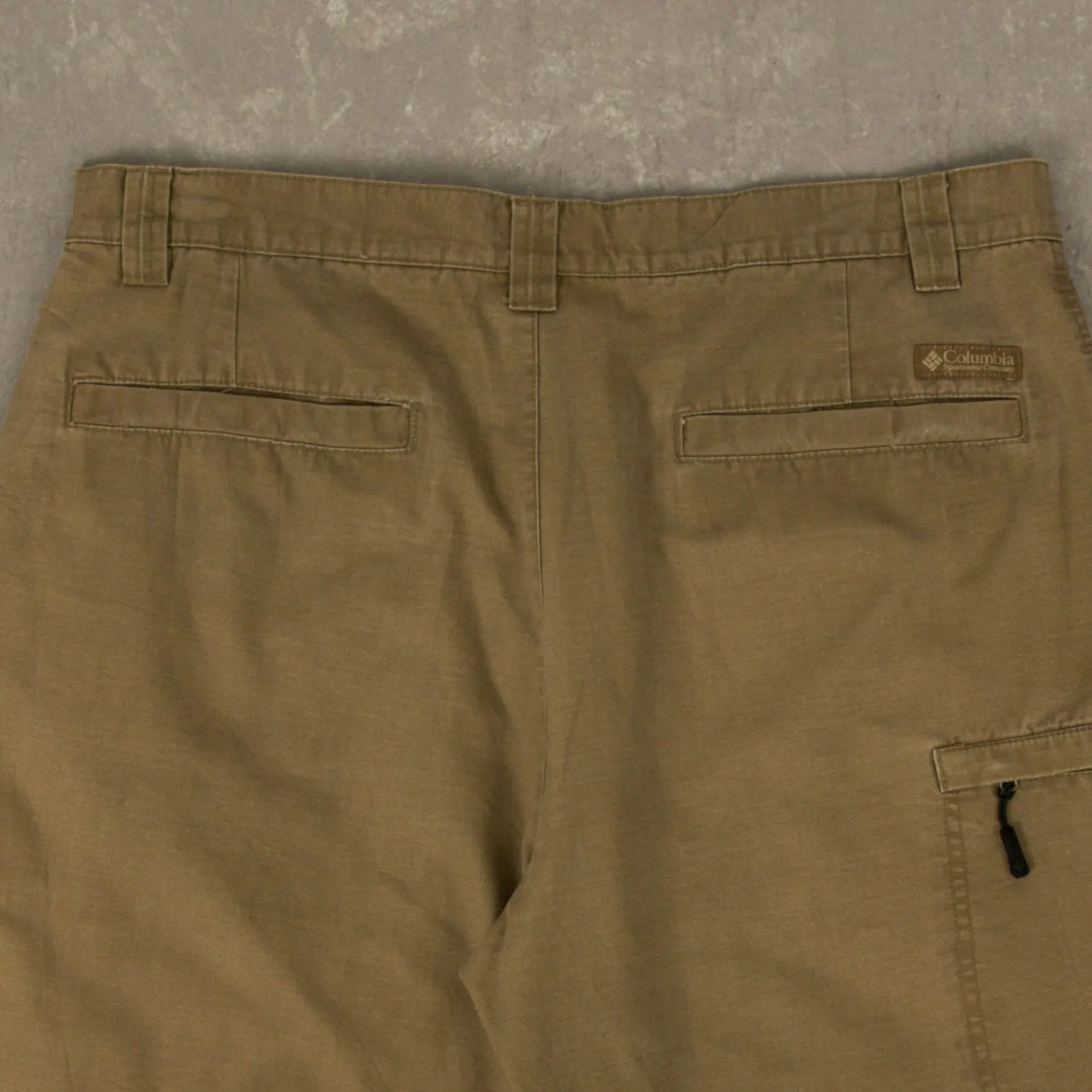 MEN'S VINTAGE COLUMBIA CARGO SHORTS - W36