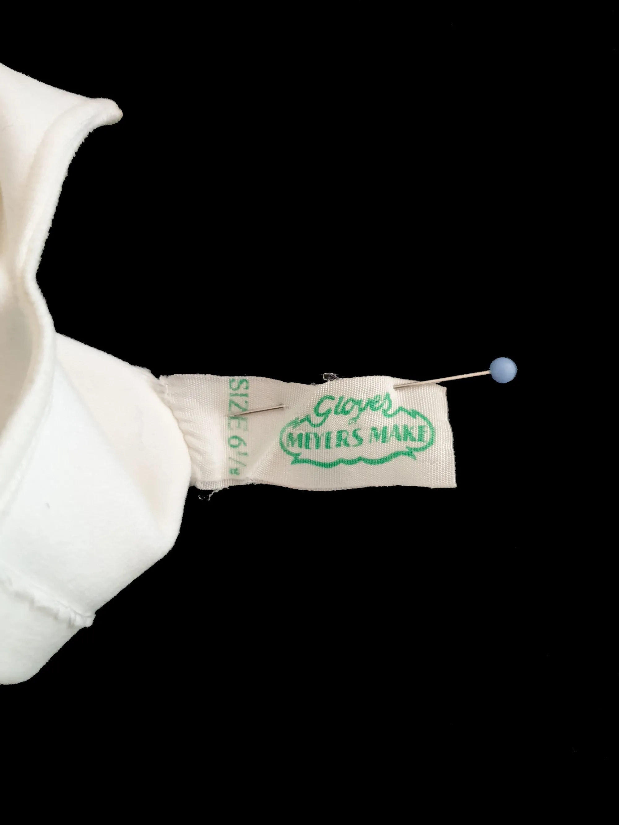 Short White Gloves With Flower Embroidery - Size 6.5 - S