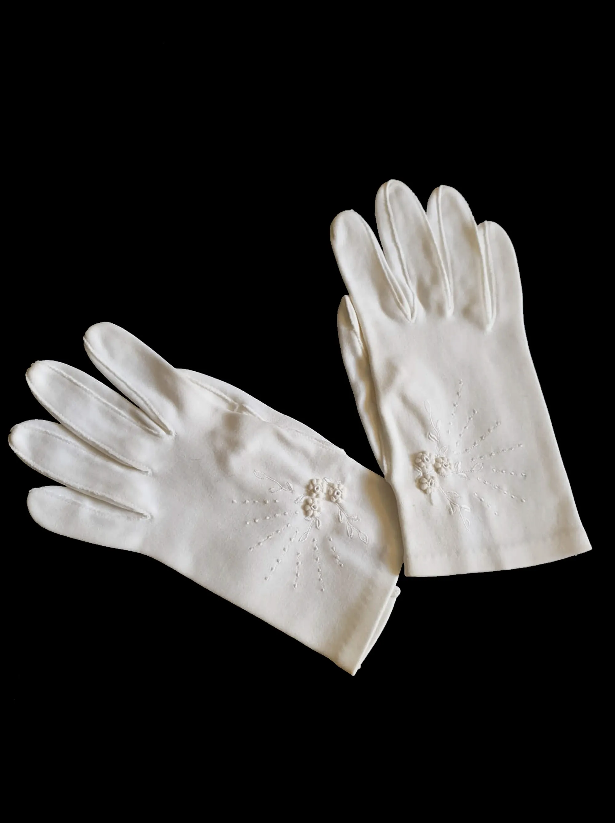 Short White Gloves With Flower Embroidery - Size 6.5 - S