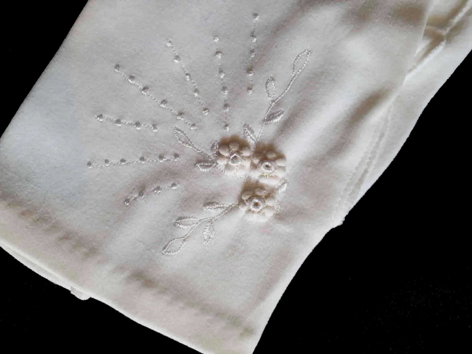 Short White Gloves With Flower Embroidery - Size 6.5 - S