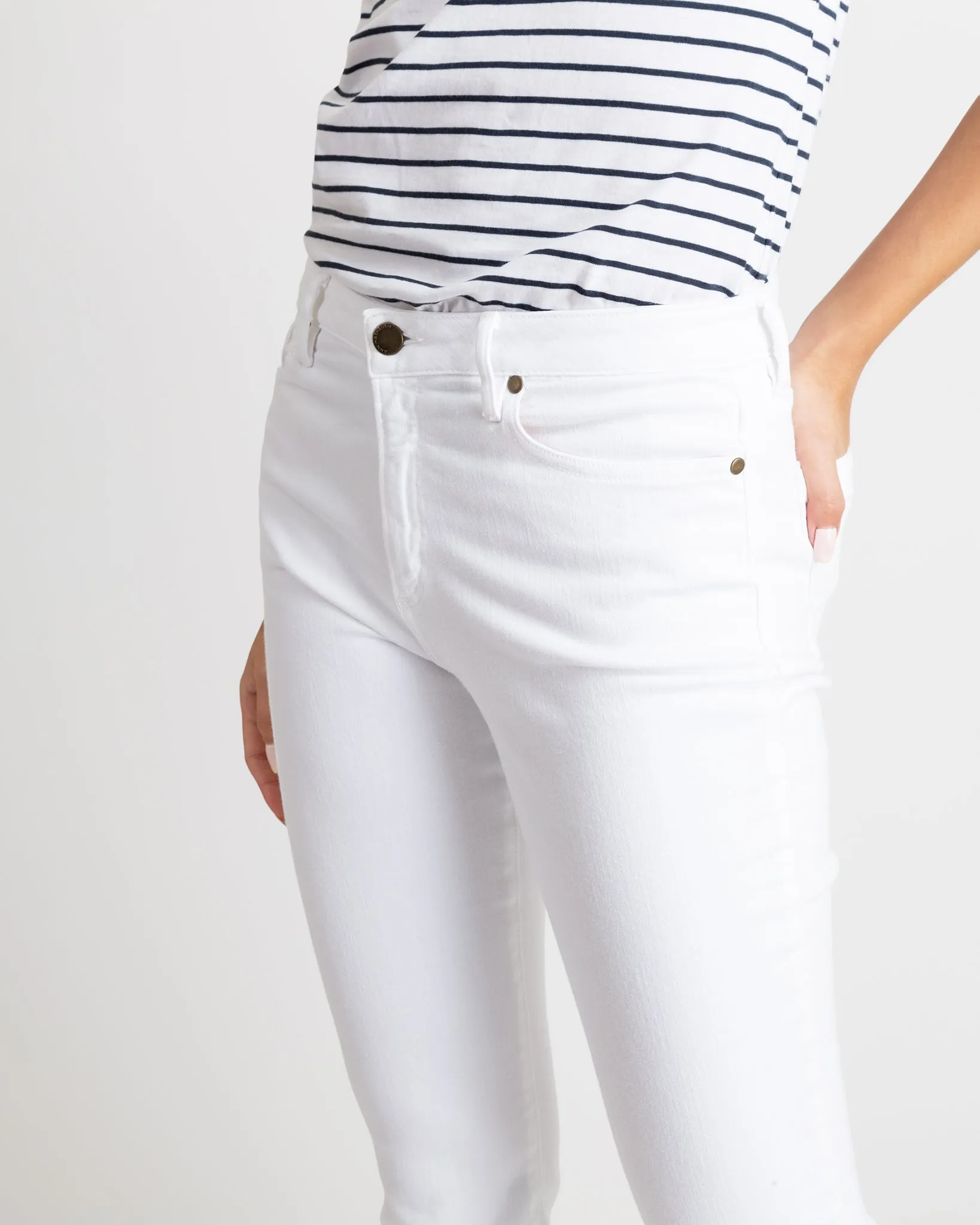 Straight Leg 5-Pocket Jean in White Stretch Denim